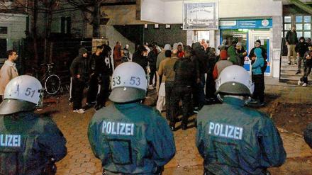 In Hamburg standen sich am Dienstagabend radikale Muslime und Kurden gegenüber. Es kam zu gewalttätigen Auseinandersetzungen.