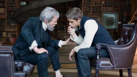 Jeff Bridges als "The Giver" (l) und Brenton Thwaites als Jonas im Film "Hüter der Erinnerung".