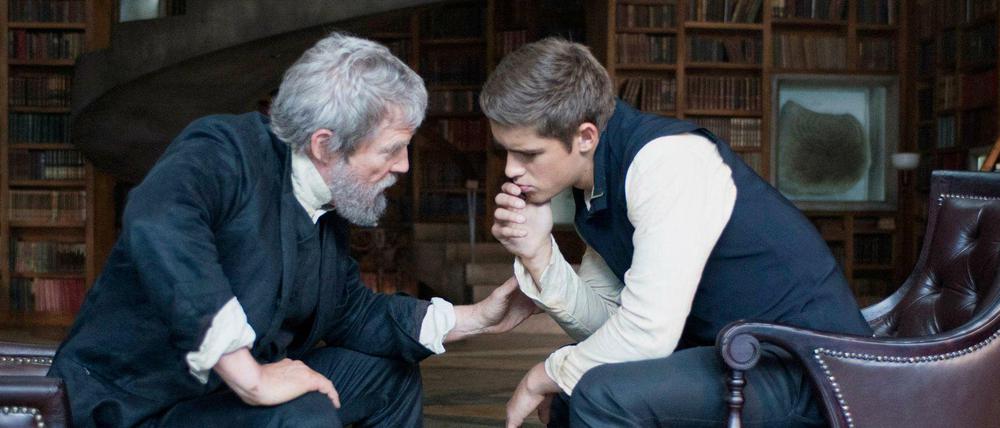 Jeff Bridges als "The Giver" (l) und Brenton Thwaites als Jonas im Film "Hüter der Erinnerung".