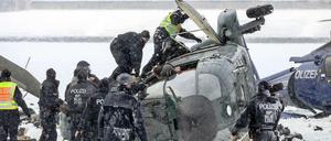 Crash im Schneetreiben. Retter bergen am 21. März 2013 die Passagiere und den getöteten Piloten aus dem Wrack. Der Hubschrauber der Bundespolizei war bei der Landung auf dem Maifeld am Olympiastadion abgestürzt.
