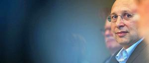 Chemie-Nobelpreisträger Stefan Hell bei einer Pressekonferenz.