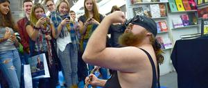 Beispielhaft. Illustre Besucher aus dem jeweiligen Gastland (hier Petteri Tikkanen auf der Frankfurter Buchmesse 2014) würden, einmal gelandet, auch in Berlin ein Publikum finden.