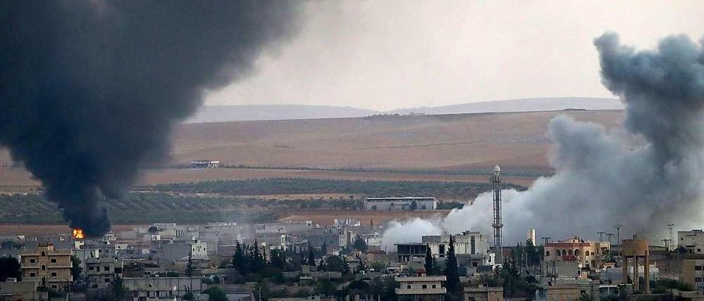 Aufnahmen von der türkischen Grenze zeigen Raketeneinschläge am Rande der Stadt Kobane.