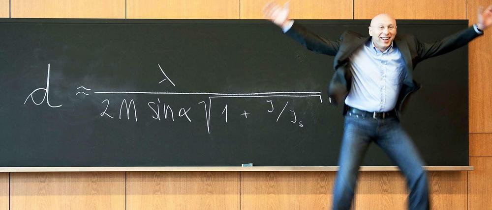 Er hat’s gefunden! Der frischgebackene Chemie-Nobelpreisträger Stefan Hell demonstriert, dass er mit Leidenschaft und Vergnügen bei der Sache ist.