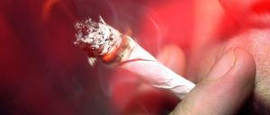Mann zieht an einem Joint.