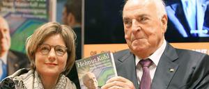 Neue alte Erinnerungen: Am Droemer-Verlagsstand in Frankfurt stellt Helmut Kohl die Wiederauflage seiner Erinnerungen an die Zeit der Wende vor. Gemeinsam mit seiner Frau Maike Kohl-Richter.