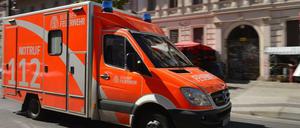 Die Rettungswagen der Feuerwehr kommen mit der Arbeit nicht mehr hinterher.