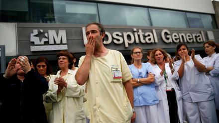 In Madrid nahmen Pflegekräfte die Ebola-Infektion ihrer Kollegin zum Anlass, vor dem Krankenhaus La Paz für bessere Ausstattung und Arbeitsbedingungen zu protestieren und den Rücktritt des spanischen Gesundheitsministers Ana Mato zu fordern.