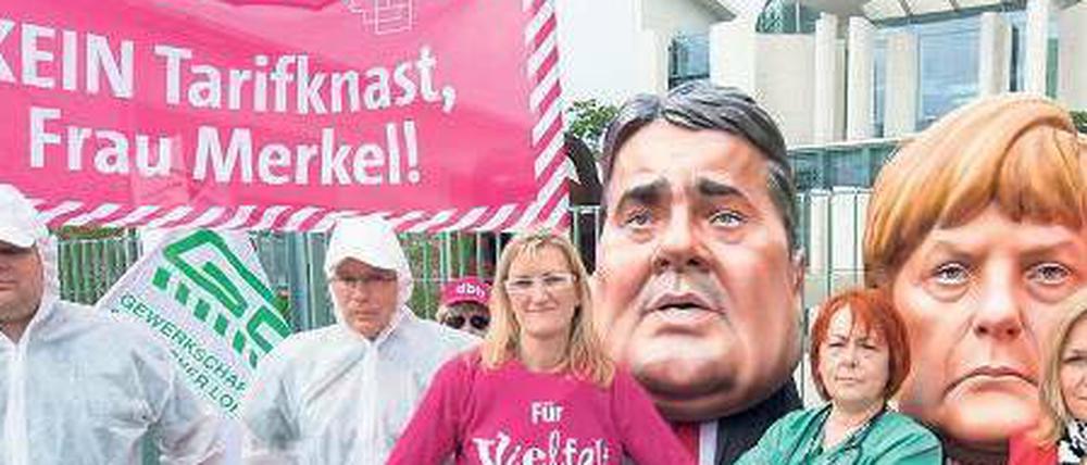 Klamauk vor dem Kanzleramt: Angela Merkel und Sigmar Gabriel legen Ärzte und Lokomotivführer in Ketten und stecken sie in den Tarifknast, damit sie nicht länger mit Streiks die Bürger quälen. So die Botschaft der Protestler gegen die Tarifeinheit am 1. Mai.