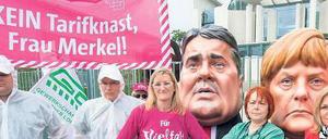 Klamauk vor dem Kanzleramt: Angela Merkel und Sigmar Gabriel legen Ärzte und Lokomotivführer in Ketten und stecken sie in den Tarifknast, damit sie nicht länger mit Streiks die Bürger quälen. So die Botschaft der Protestler gegen die Tarifeinheit am 1. Mai. 
