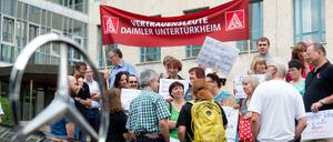 Mitarbeiter aus dem Daimler-Konzern haben schon im Juli bei der Verhandlung vor dem Landgericht in Stuttgart demonstriert.