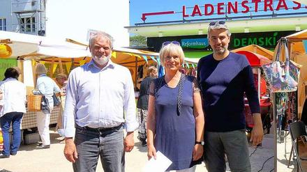 Sie treiben die Entwicklung voran: Dieter Aßhauer (li.) verwaltet die Ladenstraße, Heide Wohlers leitet das „Zukunftskiez“-Projekt.und Nikolaus Fink den neuen Markt.