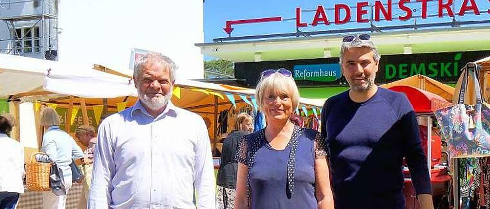 Sie treiben die Entwicklung voran: Dieter Aßhauer (li.) verwaltet die Ladenstraße, Heide Wohlers leitet das „Zukunftskiez“-Projekt.und Nikolaus Fink den neuen Markt.