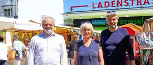 Sie treiben die Entwicklung voran: Dieter Aßhauer (li.) verwaltet die Ladenstraße, Heide Wohlers leitet das „Zukunftskiez“-Projekt.und Nikolaus Fink den neuen Markt.