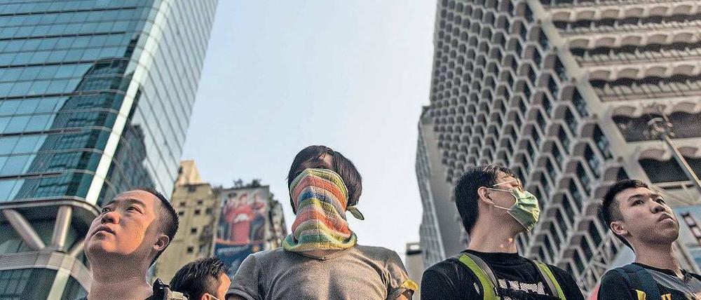 Für mehr Demokratie. Seit Tagen protestieren in den Straßen Hongkongs und vor der Zentrale der Stadtregierung vor allem junge Leute. Sie halten die Verantwortlichen für Marionetten der kommunistischen Pekinger Führung und wollen sich nicht vorschreiben lassen, aus welchen Kandidaten sie 2017 ihren künftigen Verwaltungschef wählen. Foto: AFP