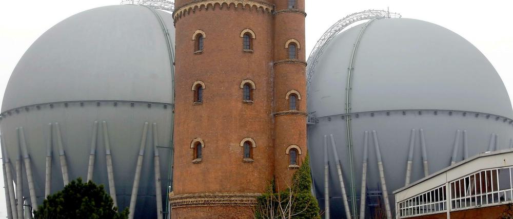 Zwei Kugelspeicher der Gasag in Charlottenburg. Die Vergabe der Gasnetzkonzession an "Berlin Energie" wird vor dem Landgericht verhandelt.