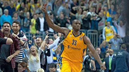 James McLean feiert seinen Buzzerbeater gegen die San Antonio Spurs.