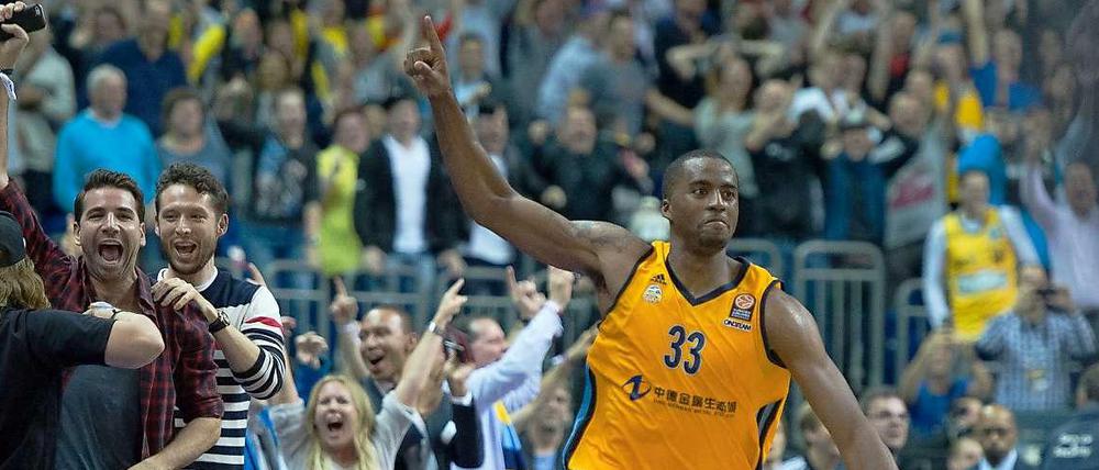 James McLean feiert seinen Buzzerbeater gegen die San Antonio Spurs.