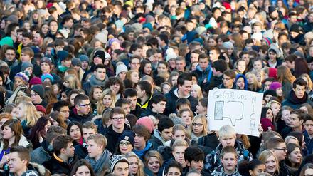Protest! Wenn auch nicht in Steglitz-Zehlendorf. Aber würden die Schüler im Bezirk gefragt, dann hätten sie zu dem, was an ihren Schulen nicht passiert, ganz gewiss die Antwort, die hier auch auf dem Plakat zu lesen ist.
