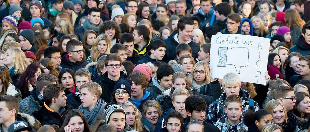 Protest! Wenn auch nicht in Steglitz-Zehlendorf. Aber würden die Schüler im Bezirk gefragt, dann hätten sie zu dem, was an ihren Schulen nicht passiert, ganz gewiss die Antwort, die hier auch auf dem Plakat zu lesen ist.