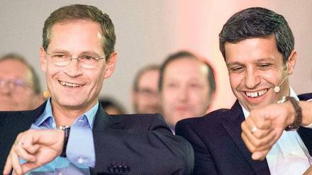 Endspurt. Michael Müller und Raed Saleh blicken scherzhaft zur Uhr, weil der dritte Kandidat Jan Stöß verspätet kam. Foto: dpa
