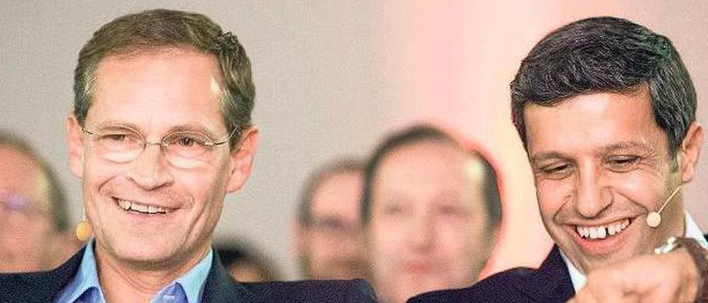 Endspurt. Michael Müller und Raed Saleh blicken scherzhaft zur Uhr, weil der dritte Kandidat Jan Stöß verspätet kam. Foto: dpa