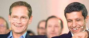 Endspurt. Michael Müller und Raed Saleh blicken scherzhaft zur Uhr, weil der dritte Kandidat Jan Stöß verspätet kam. Foto: dpa