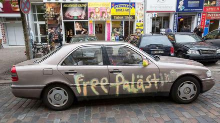 Importierte Konflikte: Es gibt nichts mehr, was die Deutschen nichts angeht. Diese politische Forderung fährt durch Hamburgs Straßen.