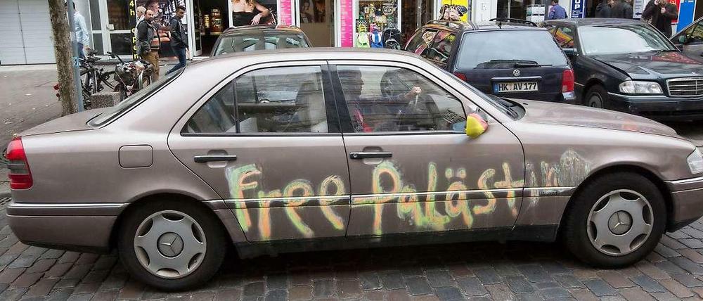 Importierte Konflikte: Es gibt nichts mehr, was die Deutschen nichts angeht. Diese politische Forderung fährt durch Hamburgs Straßen.
