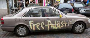 Importierte Konflikte: Es gibt nichts mehr, was die Deutschen nichts angeht. Diese politische Forderung fährt durch Hamburgs Straßen.