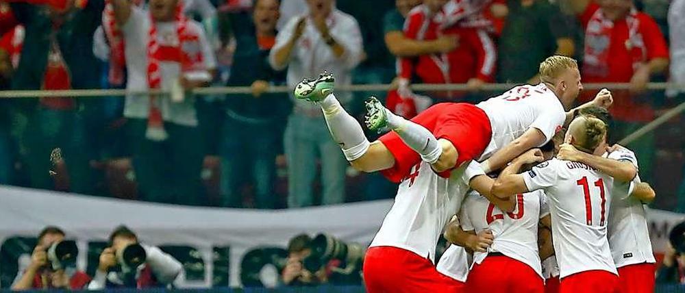 Völlig losgelöst. Die Polen feiern ihren Sieg gegen die deutsche Nationalmannschaft.