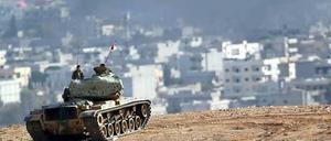 Ein türkischer Panzer vor der rauchenden Stadt Kobane an der syrisch-türkischen Grenze. 