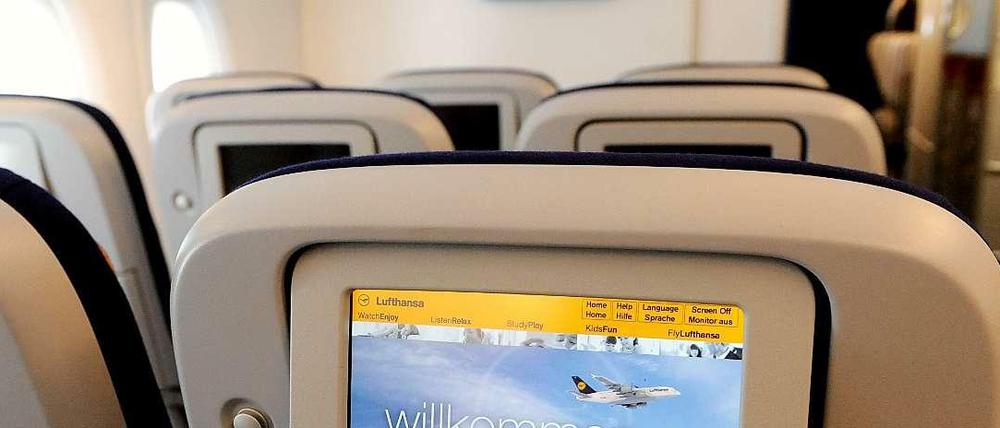 Jeder Fluggast kennt das: das Gerangel um die Rückenlehne. Bei einem American Airlines Flug eskalierte der Streit. Auch andere Fluggesellschaften (im Bild: Lufthansa) müssen überlegen, wie sie den begrenzten Raum im Flugzeug optimal nutzen wollen.
