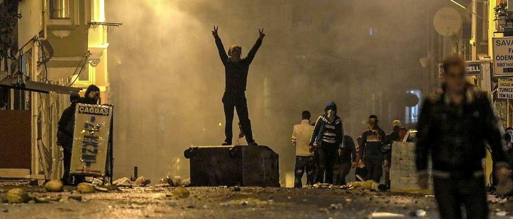Auf den Straßen der Türkei kommt es wie hier in Istanbul immer wieder zu brutalen Zusammenstößen.
