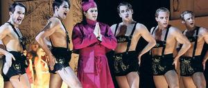 Tansel Akzeybek als verkleideter Königssohn Paris, gerahmt vom Herrenballett.