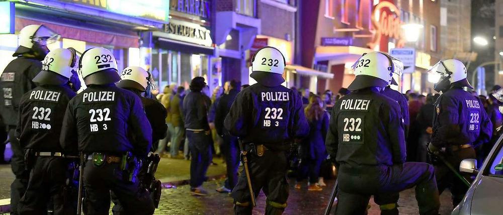Die dritte Nacht in Folge halten Proteste von Kurden die Hamburger Polizei auf Trab. 