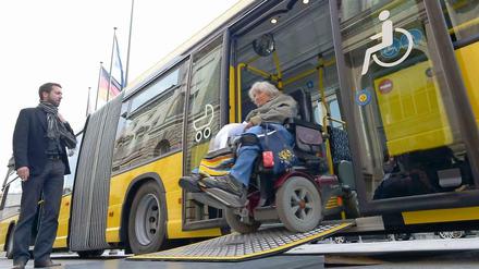 Der neue Gelenkbus der BVG hat nur noch an der Mitteltür eine Rampe. 