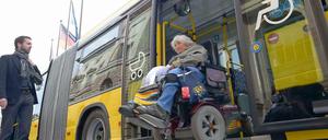 Der neue Gelenkbus der BVG hat nur noch an der Mitteltür eine Rampe. 