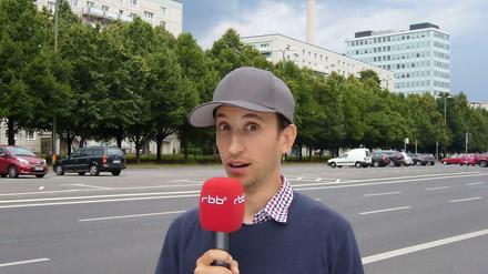 rbb-Moderator Chris Guse stellt die Start-ups vor. 