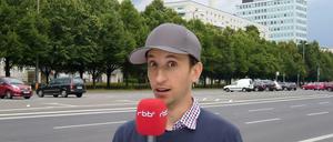 rbb-Moderator Chris Guse stellt die Start-ups vor. 