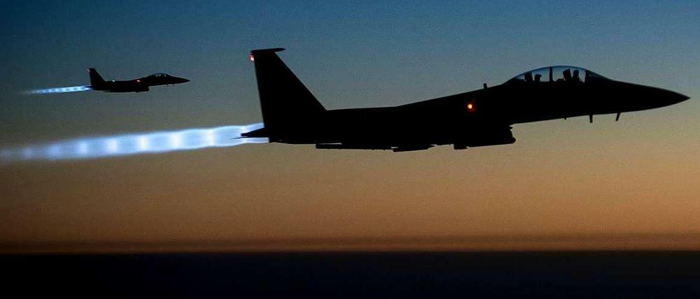Zwei amerikanische "Air Force F-15E Strike Eagle" auf dem Weg zum Gegner.