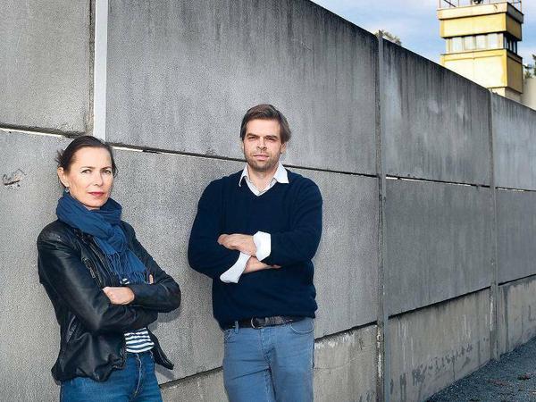 Kitty Kahane und Historiker Max Mönche an der Mauer-Gedenkstätte in der Bernauer Straße.