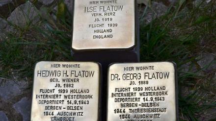 In Zehlendorf wird am 70. Todestag, dem 12. Oktober 2014, mit der Verlegung von Stolpersteinen vor ihrem damaligen Wohnhaus in der Niklasstraße 5 an die Flatows erinnert.