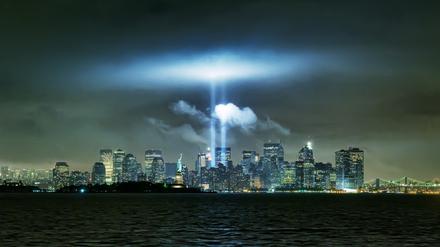 Die Skyline von New York City mit den Erinnerungsscheinwerfern für die Opfer von 9/11.