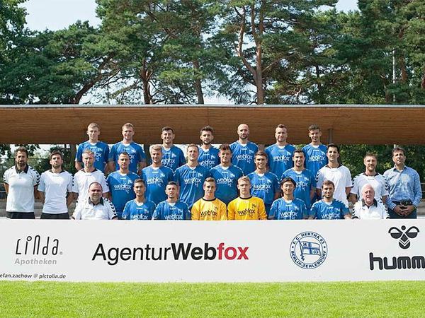 Alexander Kwasny (2.v.l.obere Reihe) auf dem Mannschaftsfoto von Hertha 03 Zehlendorf, Saison 2013/14.
