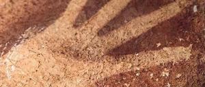 Eine Hand, vor 40000 Jahren auf eine Wand gemalt und gesprüht.