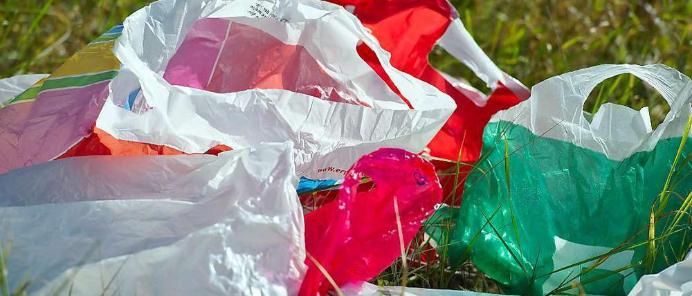 Die EU-Kommission will den Plastiktütenverbrauch einschränken. Die Hersteller finden das nicht so prima.