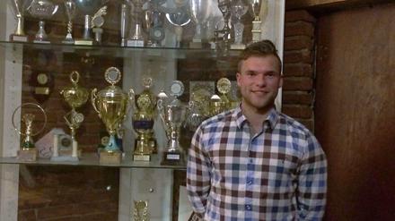Alexander Kwasny im Vereinshaus von Hertha 03 Zehlendorf vor der Pokalvitrine.