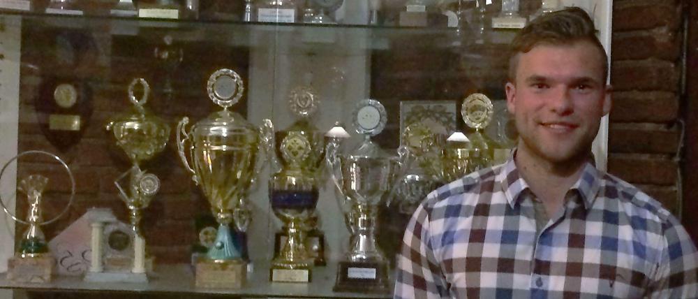 Alexander Kwasny im Vereinshaus von Hertha 03 Zehlendorf vor der Pokalvitrine.