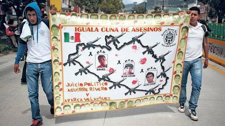 Protest gegen Polizei und Drogenkartelle. Linksgerichtete Studenten demonstrieren nach dem Tod ihrer Kommilitonen gegen die Gewalt in Iguala. 